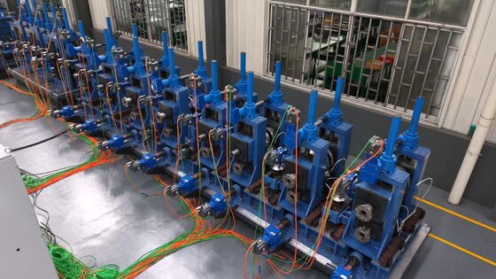 Η μηχανή συγκόλλησης σωλήνων χάλυβα κραμάτων με το συσσωρευτή τρέχει έξω τον πίνακα